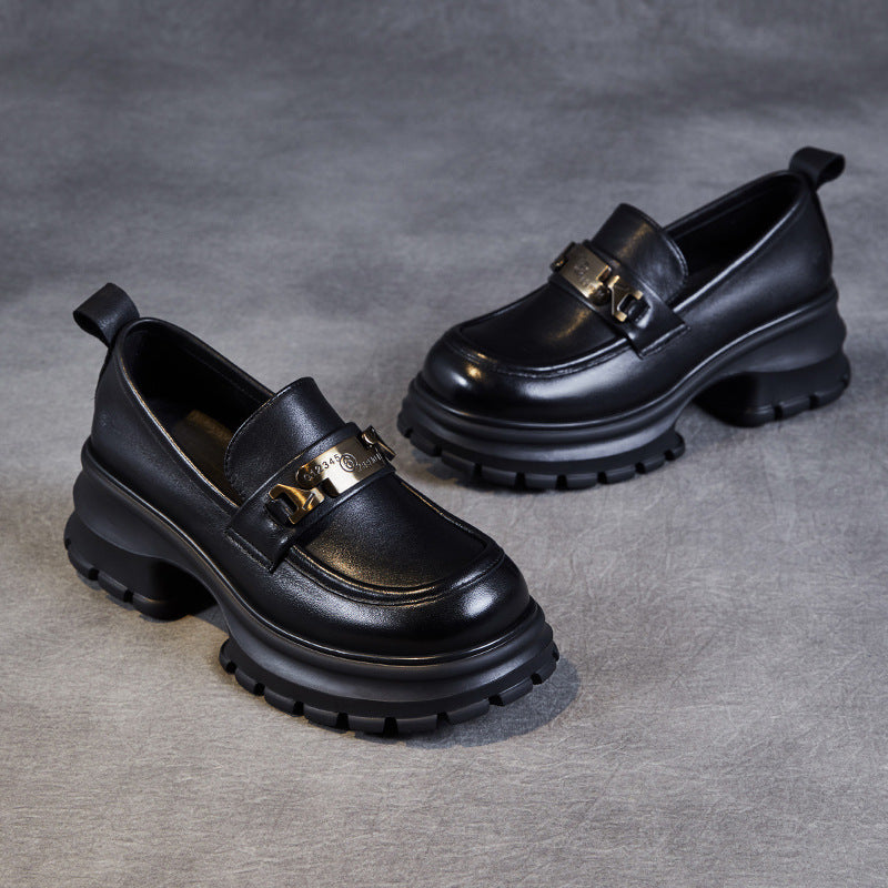 Mocassins femme en cuir véritable avec chaîne moderne et plateforme épaisse pour un style tendance et confort optimal.