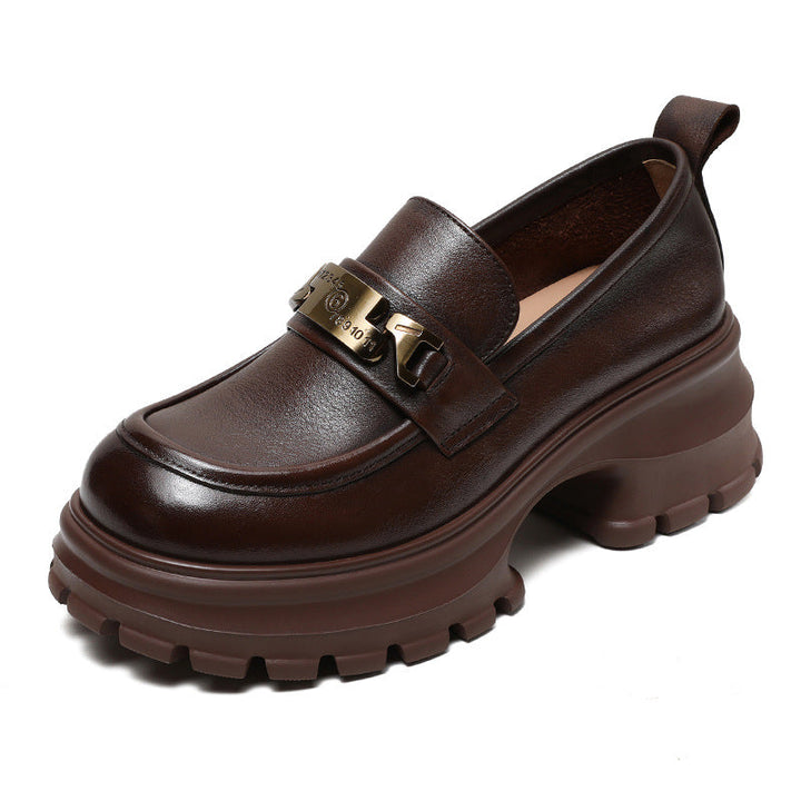 Mocassins femme en cuir véritable avec chaîne moderne et plateforme épaisse pour un style tendance et confort optimal.