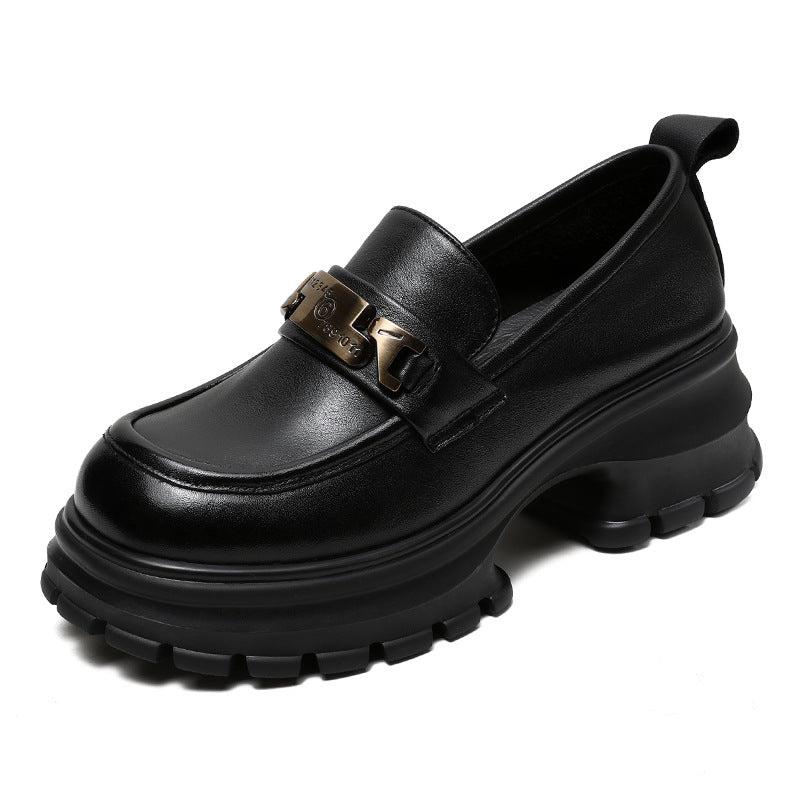 Mocassins femme en cuir véritable avec chaîne moderne et plateforme épaisse pour un style tendance et confort optimal.