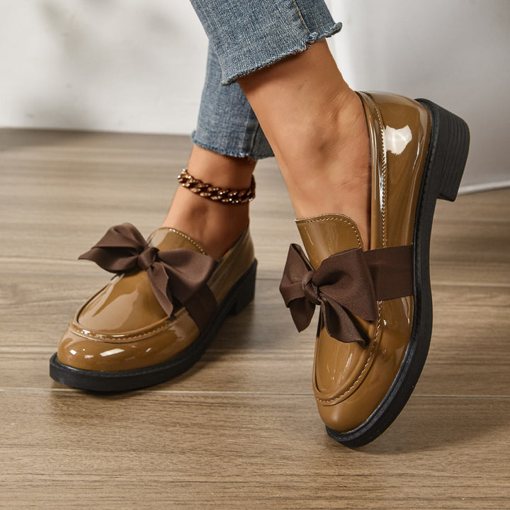 Mocassins femme plats, couleur neutre, avec un nœud raffiné. Chaussures élégantes et confortables pour le quotidien.