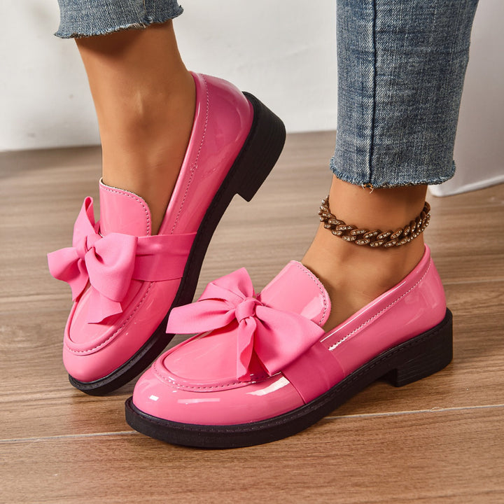 Mocassins femme chics avec nœud, alliant confort et style pour un look décontracté et élégant au quotidien.