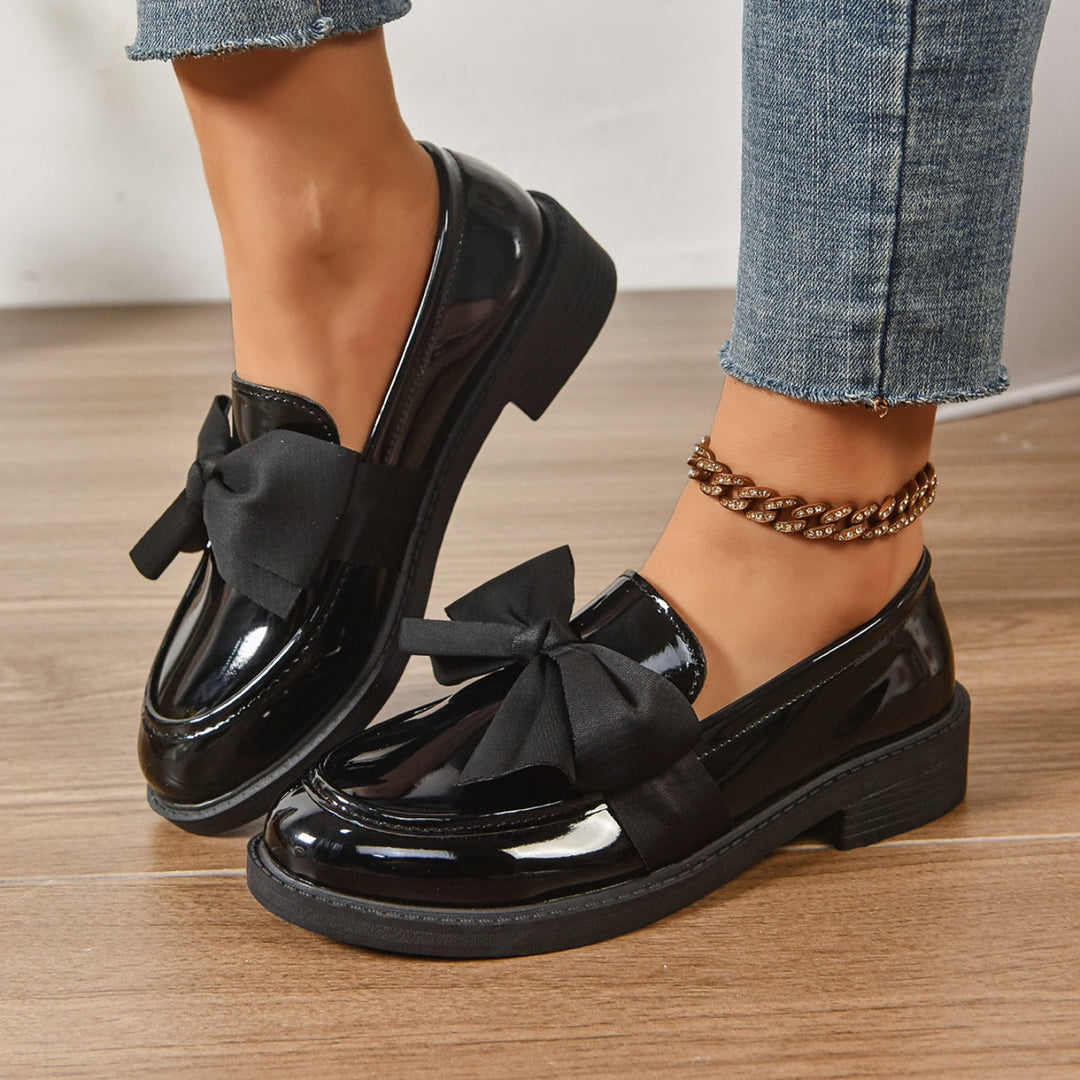Mocassins femme à nœud, vue de côté. Chaussures plates élégantes et confortables, parfaites pour le travail et loisirs.