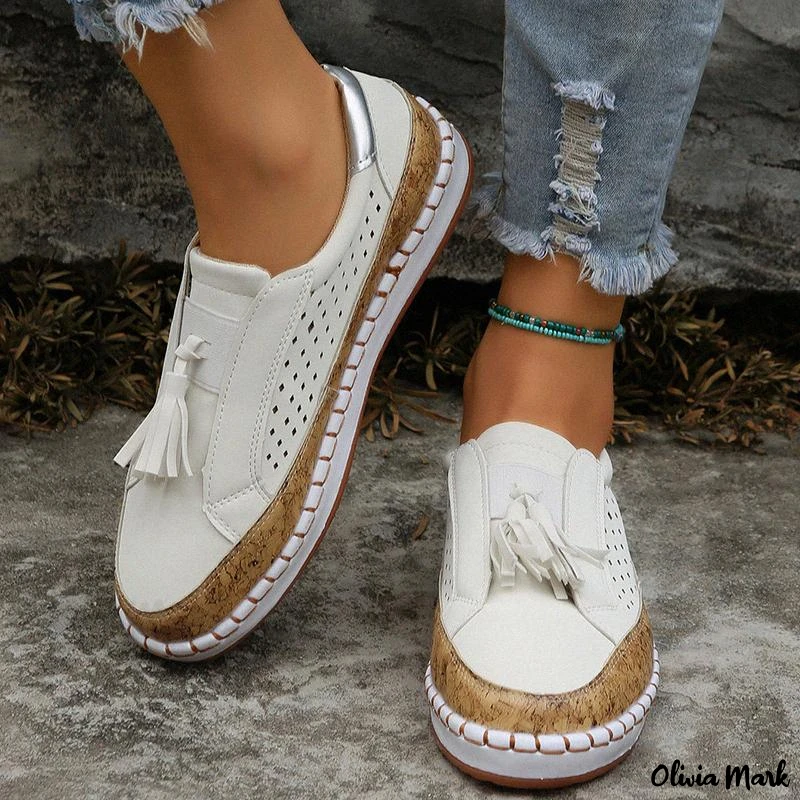Mocassins femme, talons bas, glands décoratifs. Style élégant et décontracté.