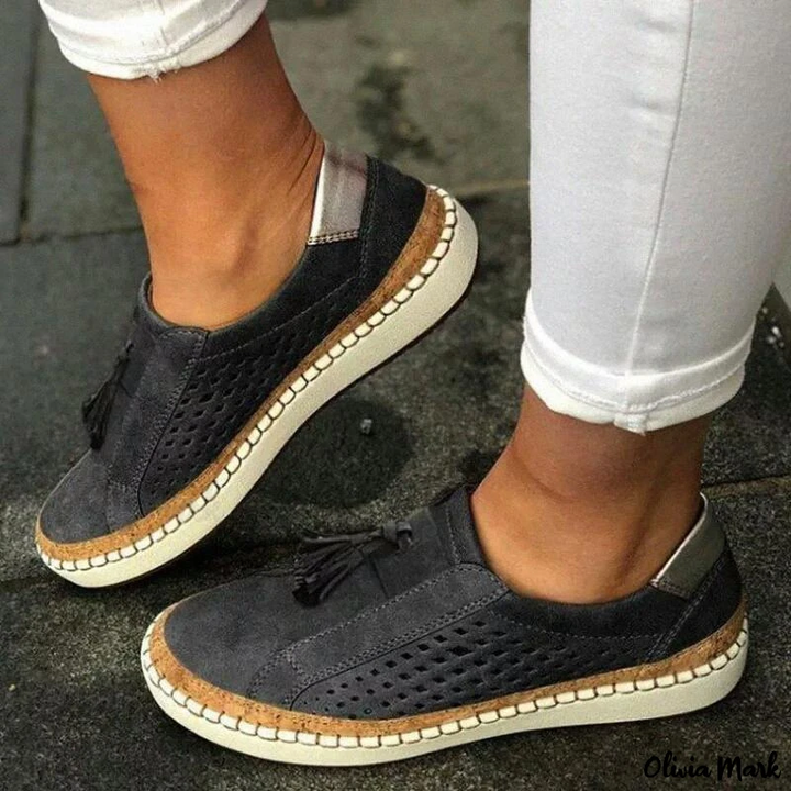 Mocassins femme, talons bas, glands décoratifs. Style élégant et décontracté.