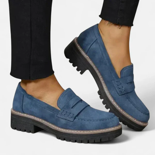 Paire de mocassins femmes tendance à semelle épaisse. Confort quotidien, style mode et polyvalence chic.