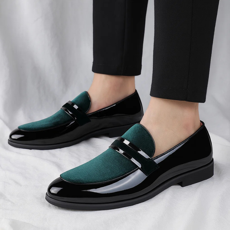 Mocassins noirs confortables pour hommes, design élégant sans lacets, idéaux pour look habillé professionnel.