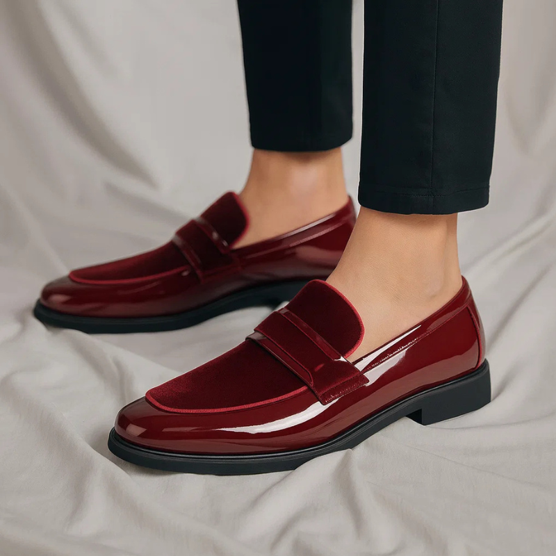 Mocassins classiques hommes, style habillé intemporel, disponibles en noir, bleu marine, vert, rouge.