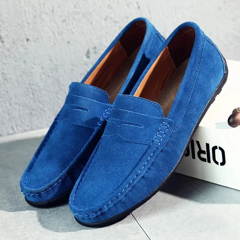 Mocassins homme colorés en daim, élégants et confortables, avec semelle flexible. Idéal pour une allure moderne et raffinée.
