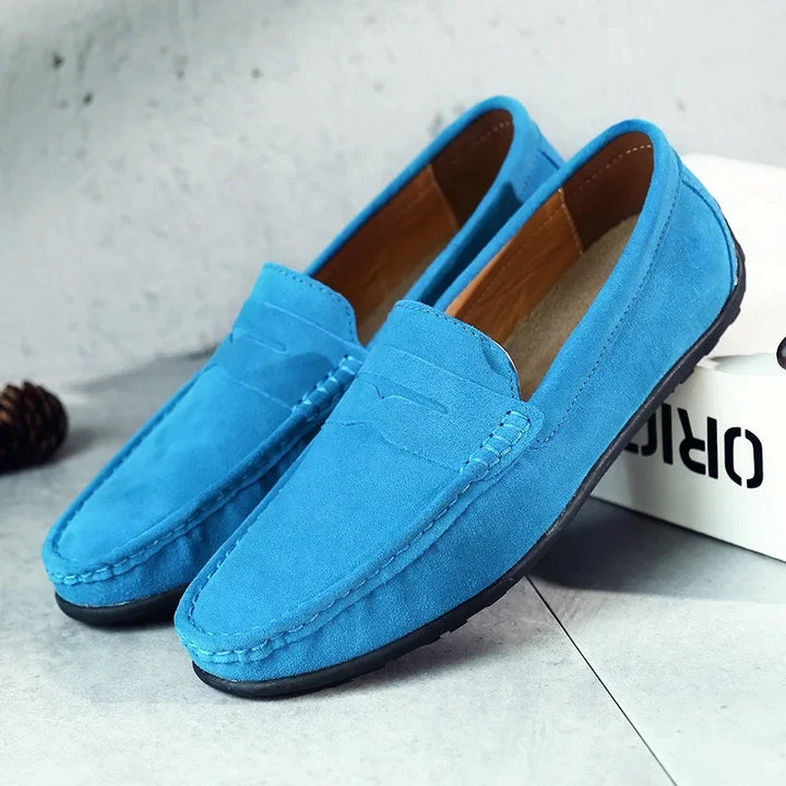 Mocassins homme colorés en daim, élégants et confortables, avec semelle flexible. Idéal pour une allure moderne et raffinée.
