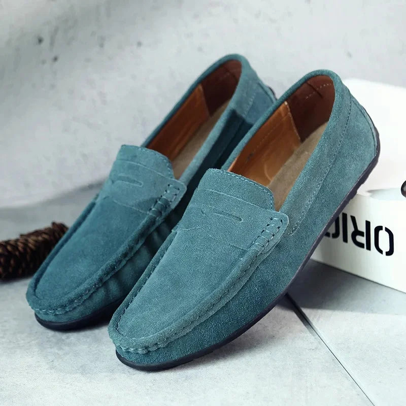 Mocassins homme colorés en daim, élégants et confortables, avec semelle flexible. Idéal pour une allure moderne et raffinée.