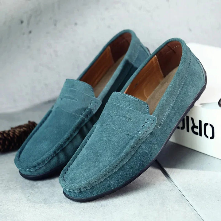 Mocassins homme colorés en daim, élégants et confortables, avec semelle flexible. Idéal pour une allure moderne et raffinée.