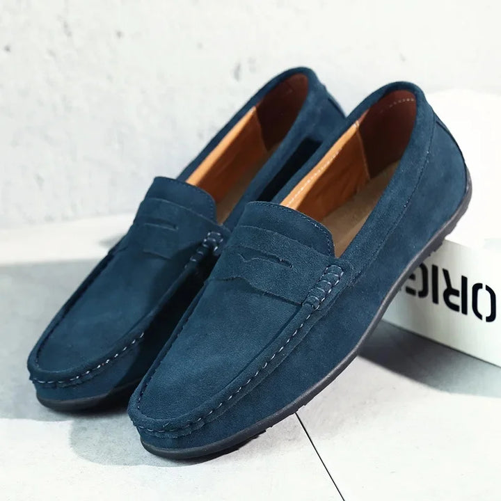 Mocassins homme colorés en daim, élégants et confortables, avec semelle flexible. Idéal pour une allure moderne et raffinée.