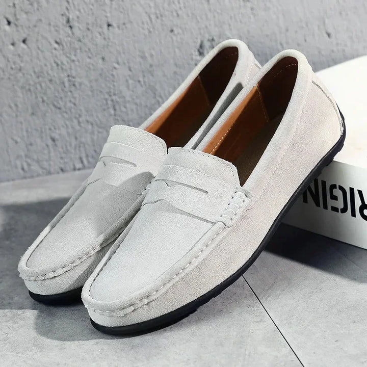 Mocassins homme colorés en daim, élégants et confortables, avec semelle flexible. Idéal pour une allure moderne et raffinée.