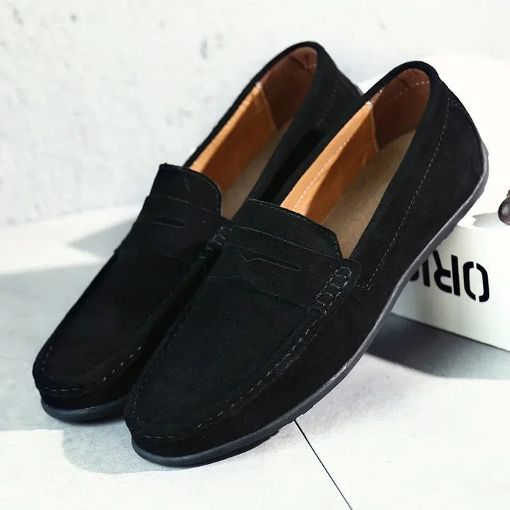 Mocassins homme colorés en daim, élégants et confortables, avec semelle flexible. Idéal pour une allure moderne et raffinée.