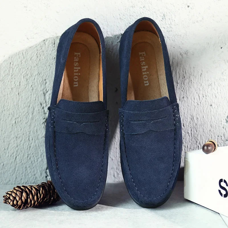 Mocassins homme colorés en daim, élégants et confortables, avec semelle flexible. Idéal pour une allure moderne et raffinée.