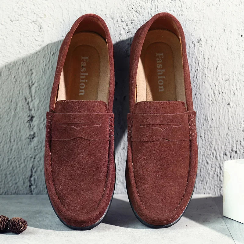 Mocassins homme colorés en daim, élégants et confortables, avec semelle flexible. Idéal pour une allure moderne et raffinée.