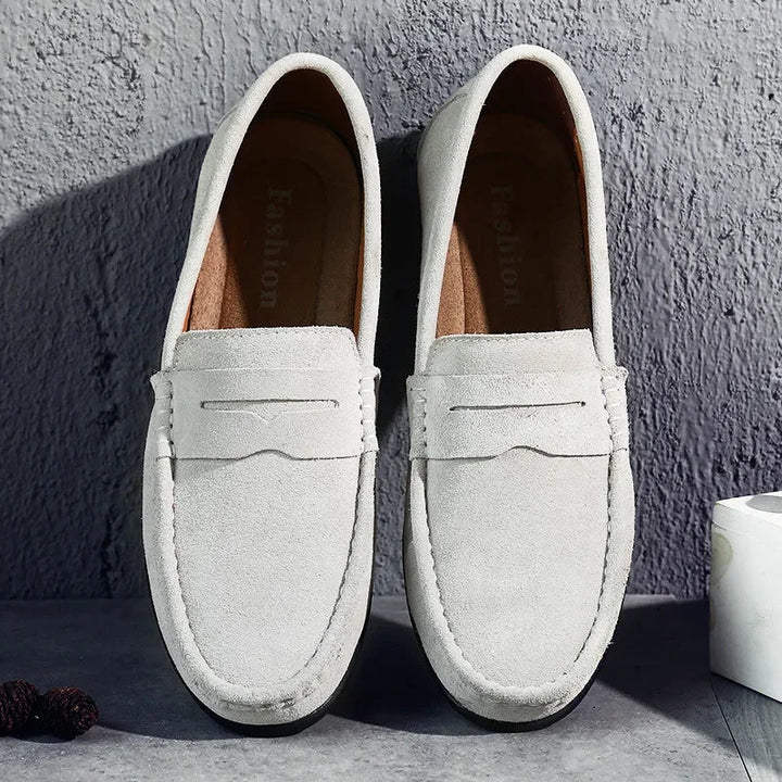 Mocassins homme colorés en daim, élégants et confortables, avec semelle flexible. Idéal pour une allure moderne et raffinée.
