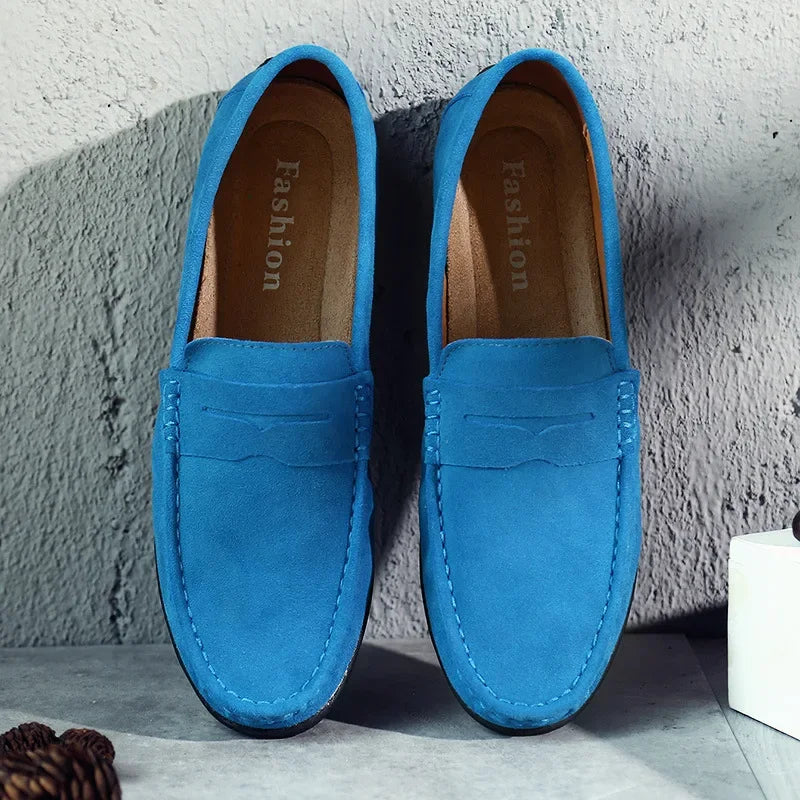 Mocassins homme colorés en daim, élégants et confortables, avec semelle flexible. Idéal pour une allure moderne et raffinée.