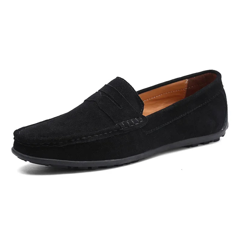 Mocassins homme colorés en daim, élégants et confortables, avec semelle flexible. Idéal pour une allure moderne et raffinée.