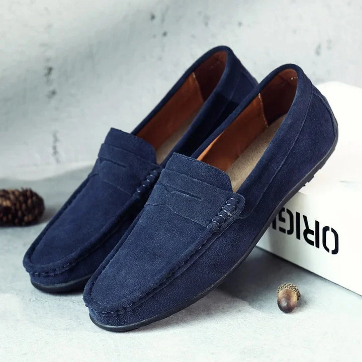 Mocassins homme colorés en daim, élégants et confortables, avec semelle flexible. Idéal pour une allure moderne et raffinée.