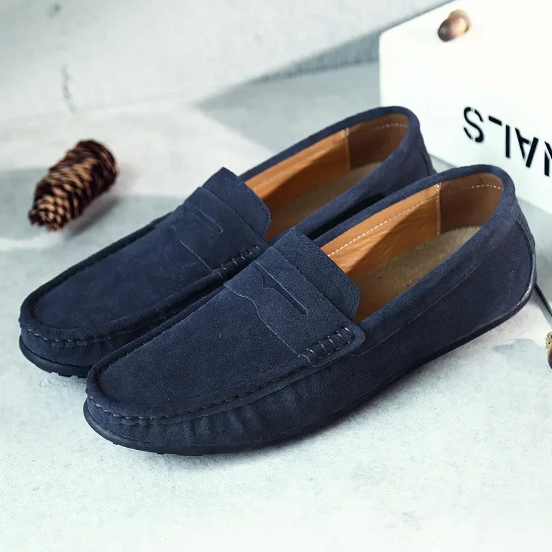 Mocassins homme colorés en daim, élégants et confortables, avec semelle flexible. Idéal pour une allure moderne et raffinée.