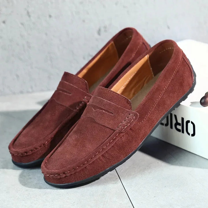 Mocassins homme colorés en daim, élégants et confortables, avec semelle flexible. Idéal pour une allure moderne et raffinée.