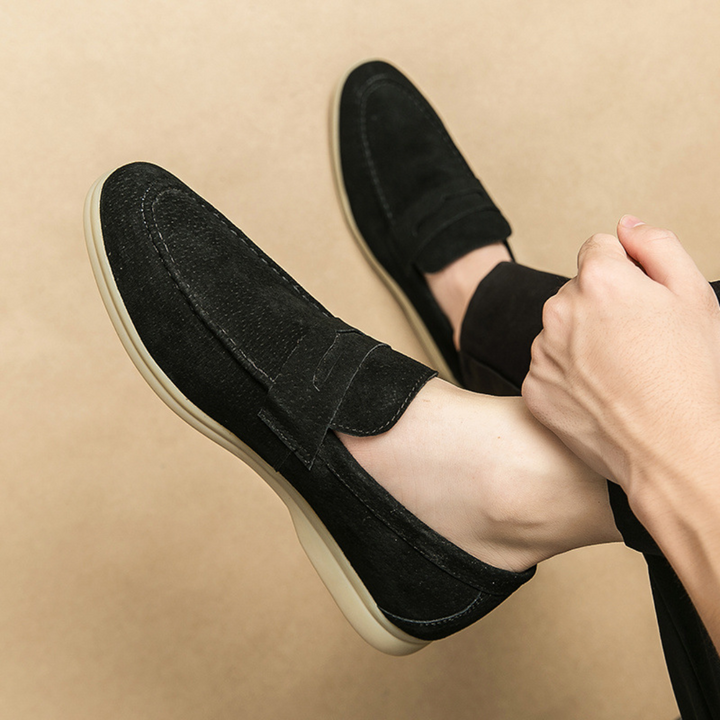 "Mocassins homme cuir véritable, design classique, vue de côté avec coutures et détails sophistiqués, couleur beige."