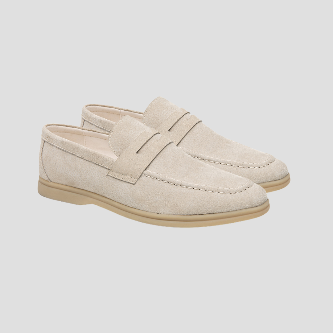"Mocassins homme cuir véritable, design classique, vue de côté avec coutures et détails sophistiqués, couleur beige."