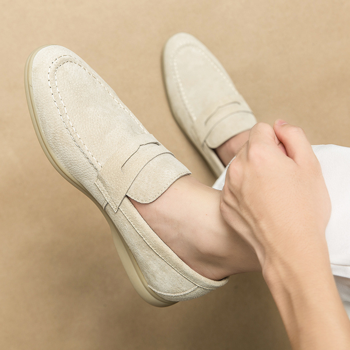 "Mocassins homme cuir véritable, design classique, vue de côté avec coutures et détails sophistiqués, couleur beige."