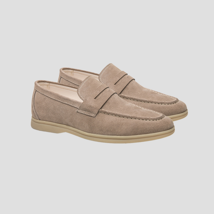 "Mocassins homme cuir véritable, design classique, vue de côté avec coutures et détails sophistiqués, couleur beige."