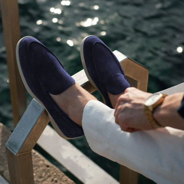 "Mocassins homme élégants en cuir marron avec semelle rembourrée, parfaits pour confort et style intemporel."