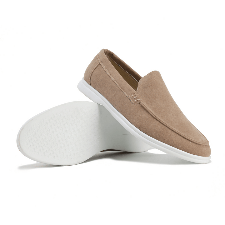 "Mocassins homme élégants en cuir marron avec semelle rembourrée, parfaits pour confort et style intemporel."