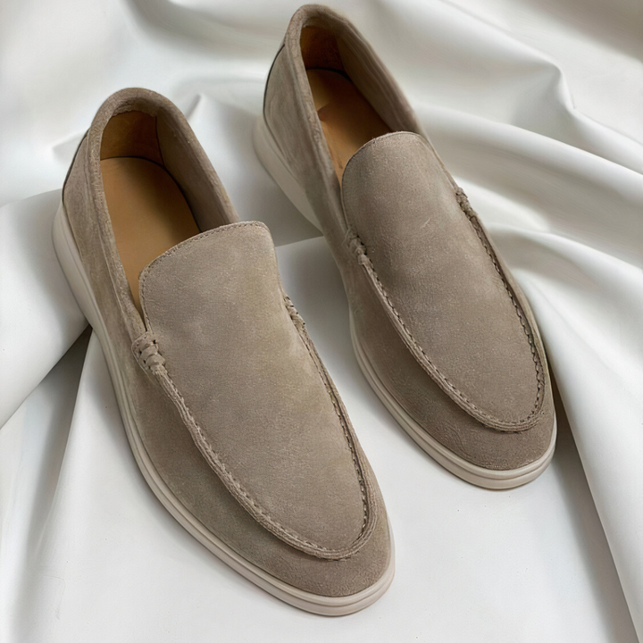 Mocassins homme en cuir. Style classique, confort optimal.  Chaussures élégantes pour toutes occasions.