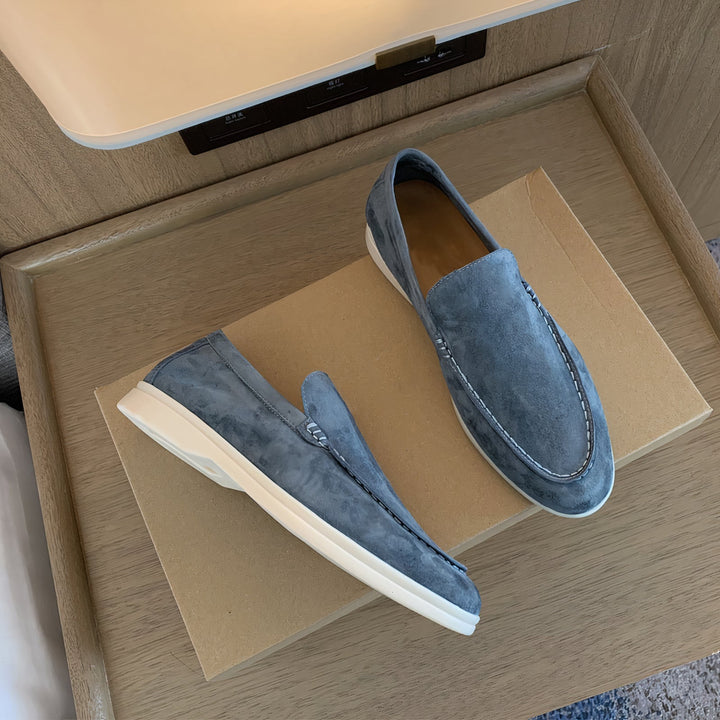 Mocassins homme en cuir. Style classique, confort optimal.  Chaussures élégantes pour toutes occasions.