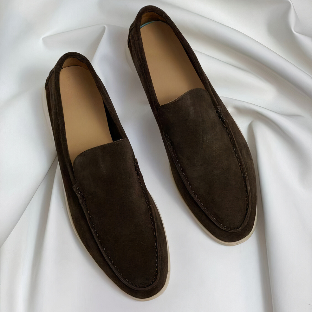 Mocassins homme en cuir. Style classique, confort optimal.  Chaussures élégantes pour toutes occasions.