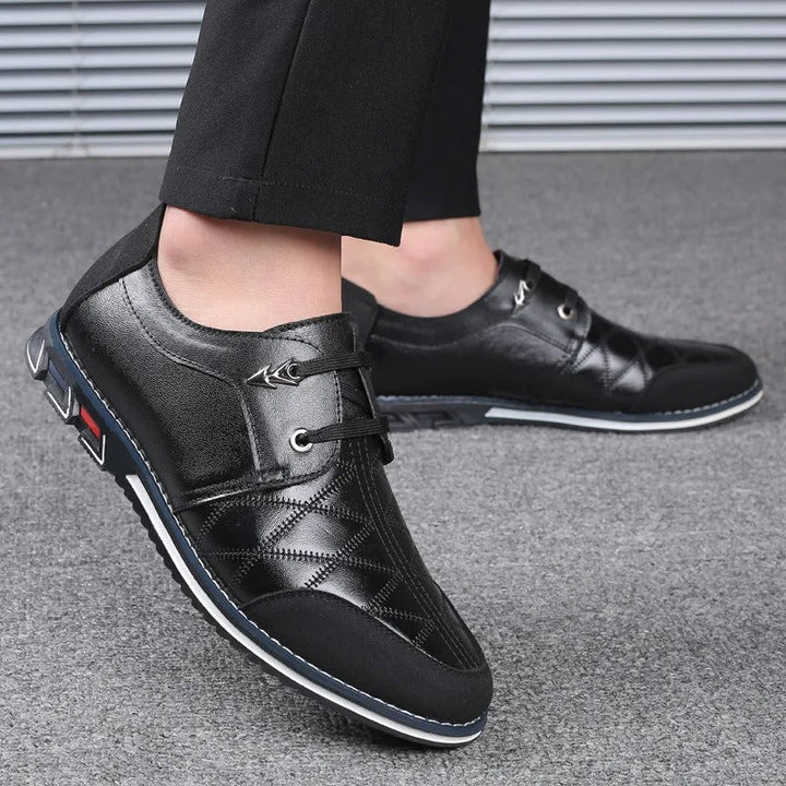 Détail texture cuir véritable sur mocassins de luxe pour homme, finition impeccable, confort durable.