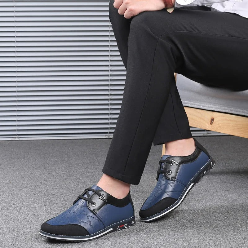 Homme portant des mocassins en cuir véritable, chaussures de luxe idéales pour un look habillé ou décontracté.