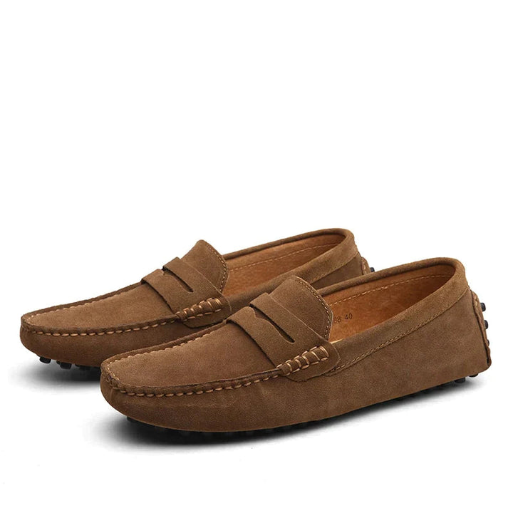 Mocassins homme italiens élégants. Cuir souple, confort optimal. Style raffiné.