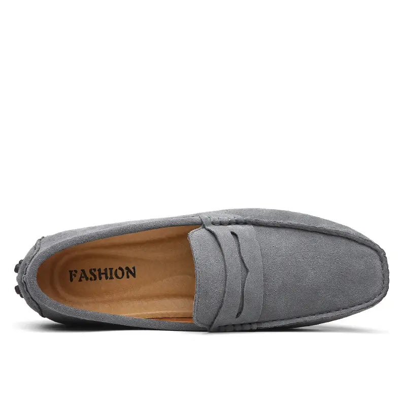 Mocassins homme italiens élégants. Cuir souple, confort optimal. Style raffiné.