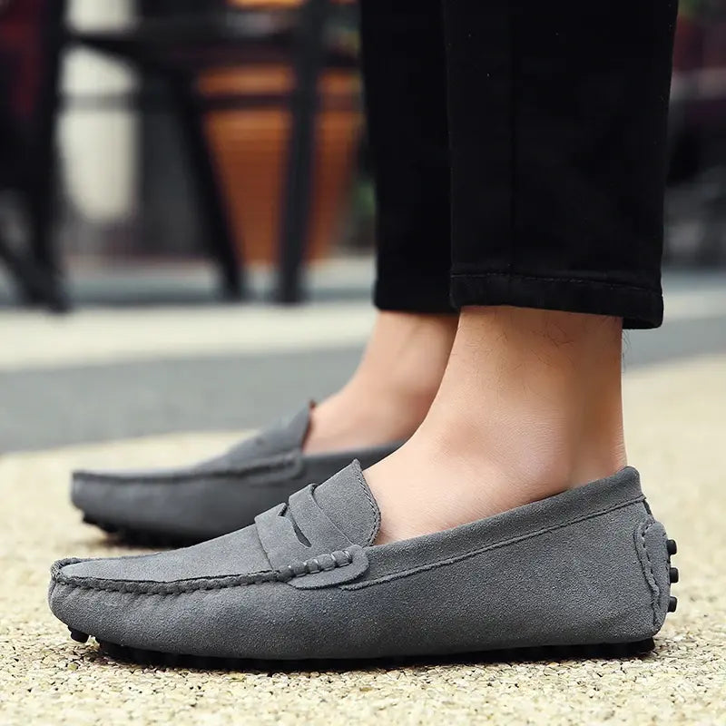 Mocassins homme italiens élégants. Cuir souple, confort optimal. Style raffiné.