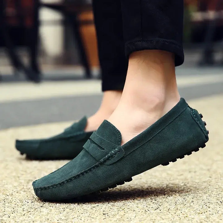 Mocassins homme italiens élégants. Cuir souple, confort optimal. Style raffiné.