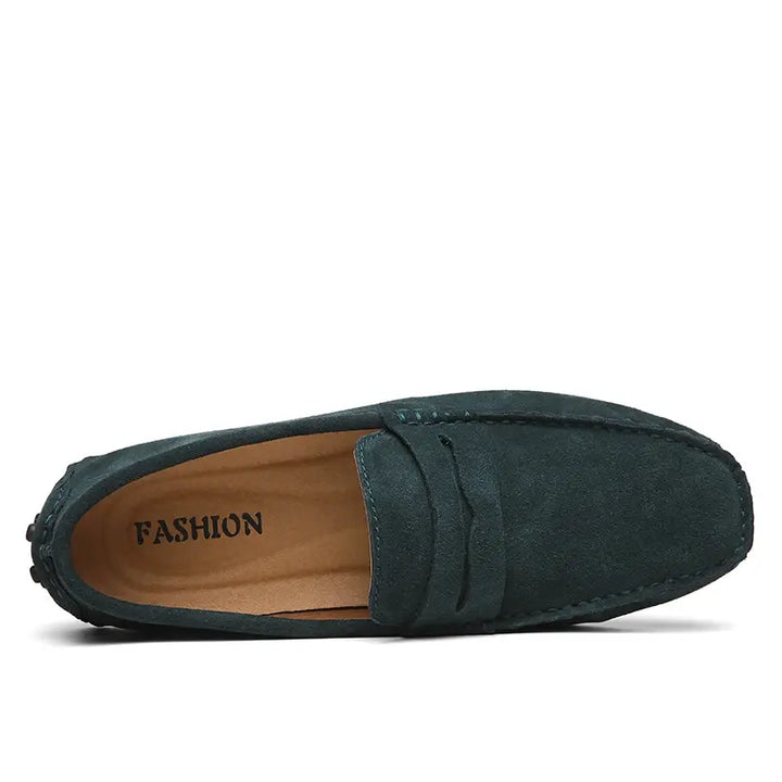 Mocassins homme italiens élégants. Cuir souple, confort optimal. Style raffiné.