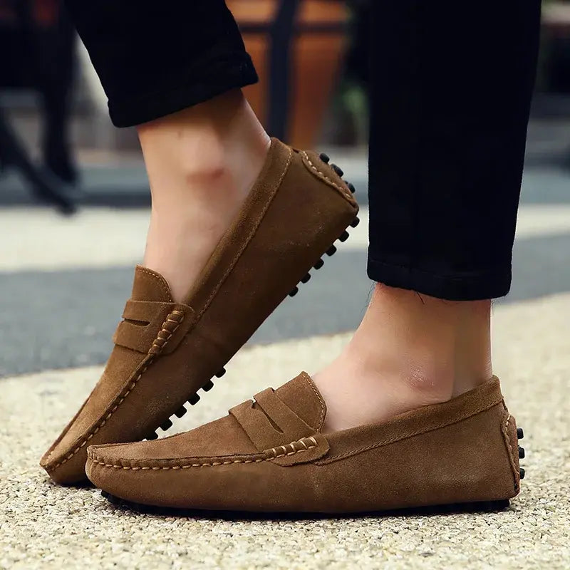 Mocassins homme italiens élégants. Cuir souple, confort optimal. Style raffiné.