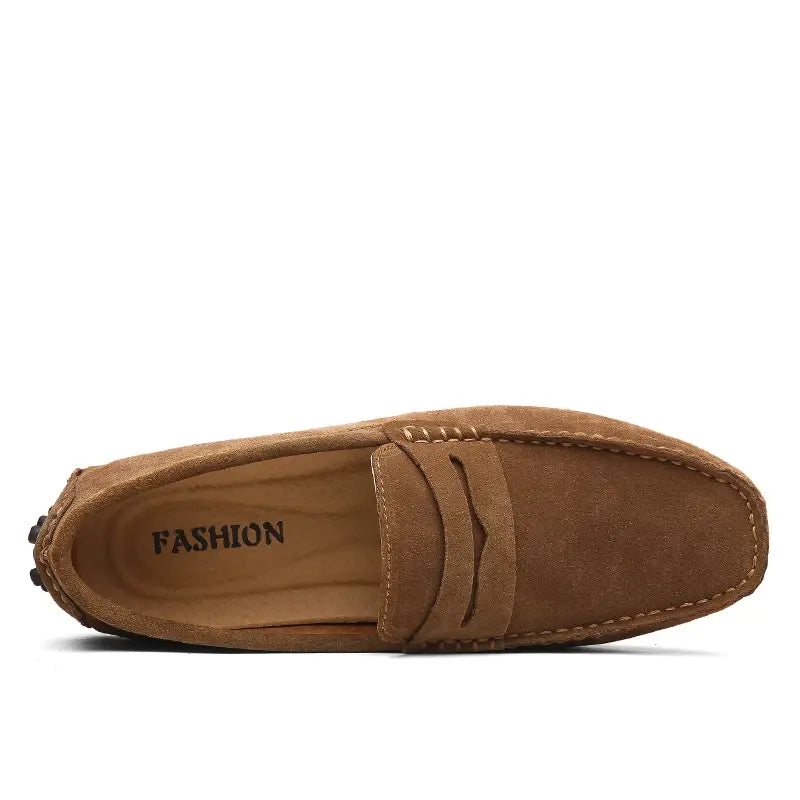 Mocassins homme italiens élégants. Cuir souple, confort optimal. Style raffiné.