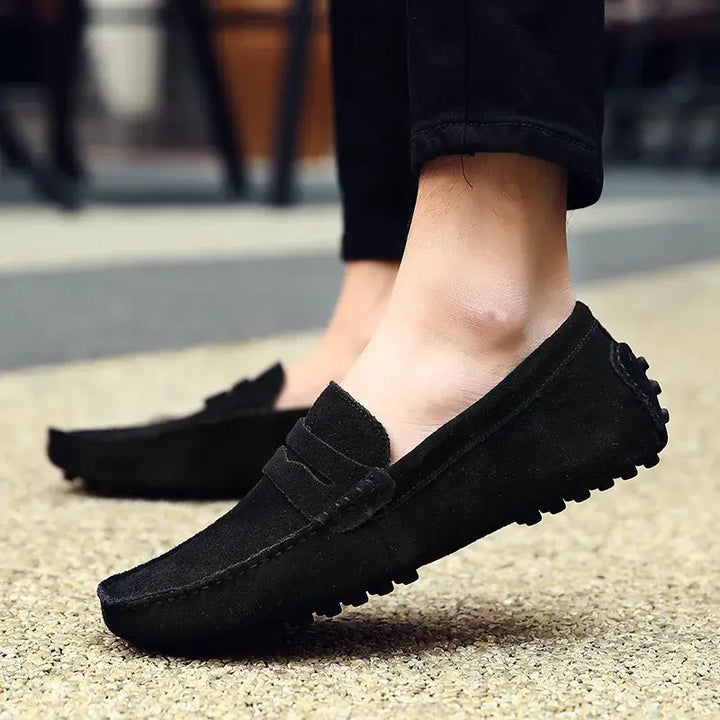 Mocassins homme italiens élégants. Cuir souple, confort optimal. Style raffiné.