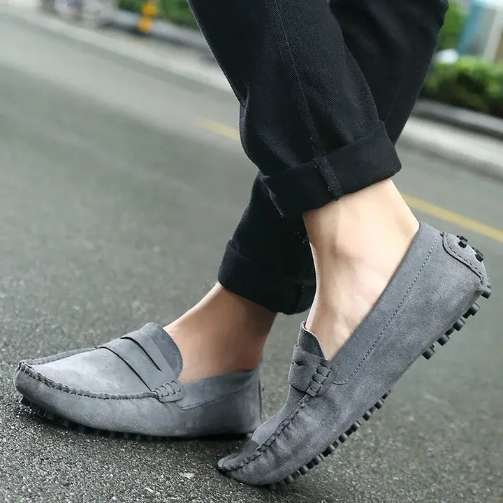 Mocassins homme italiens élégants. Cuir souple, confort optimal. Style raffiné.
