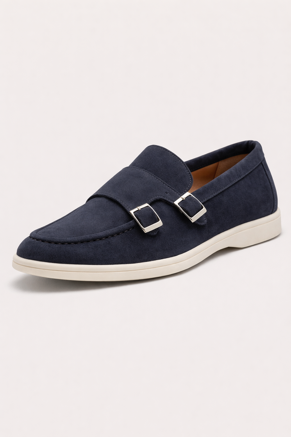 Paire de mocassins homme en cuir, style habillé. Double boucle latérale raffinée pour élégance formelle.