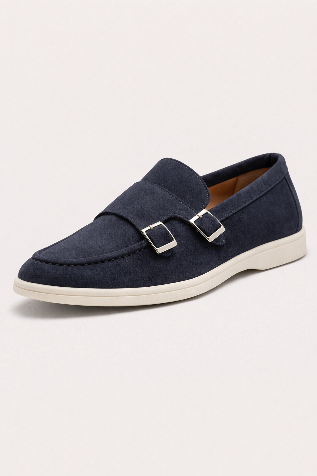 Paire de mocassins homme en cuir, style habillé. Double boucle latérale raffinée pour élégance formelle.