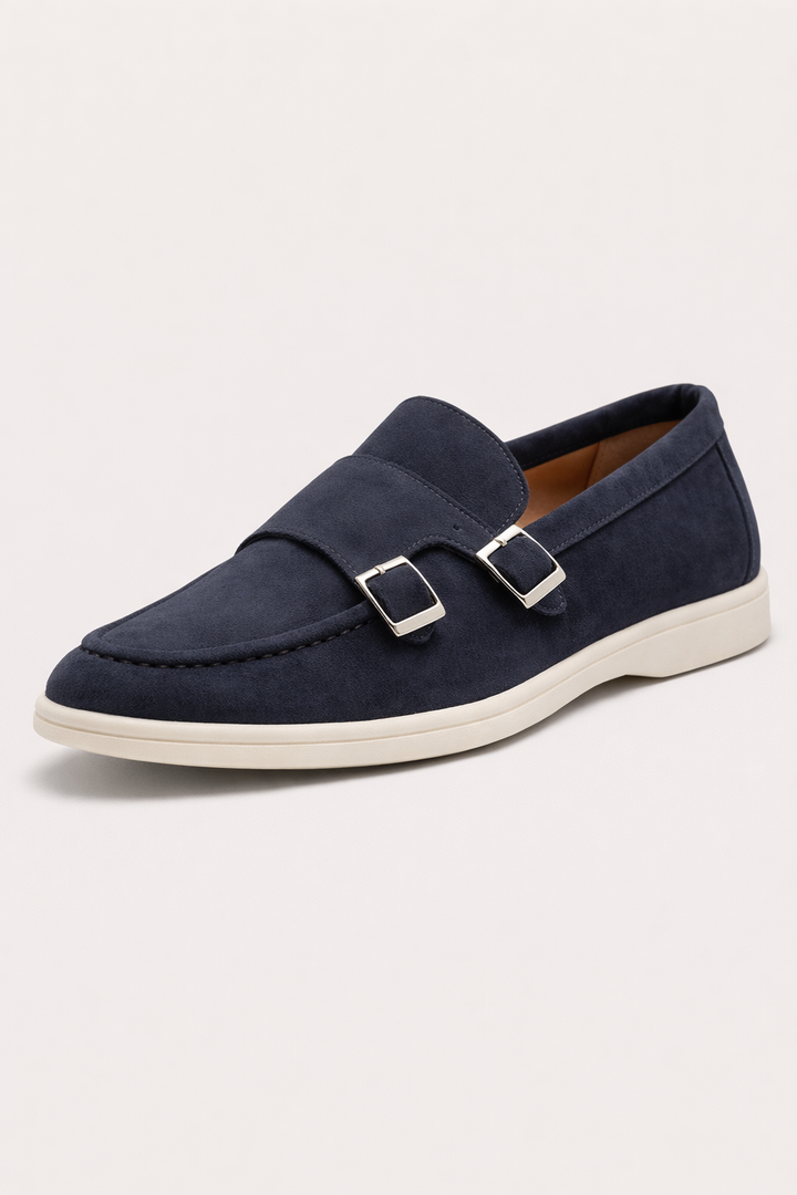 Paire de mocassins homme en cuir, style habillé. Double boucle latérale raffinée pour élégance formelle.