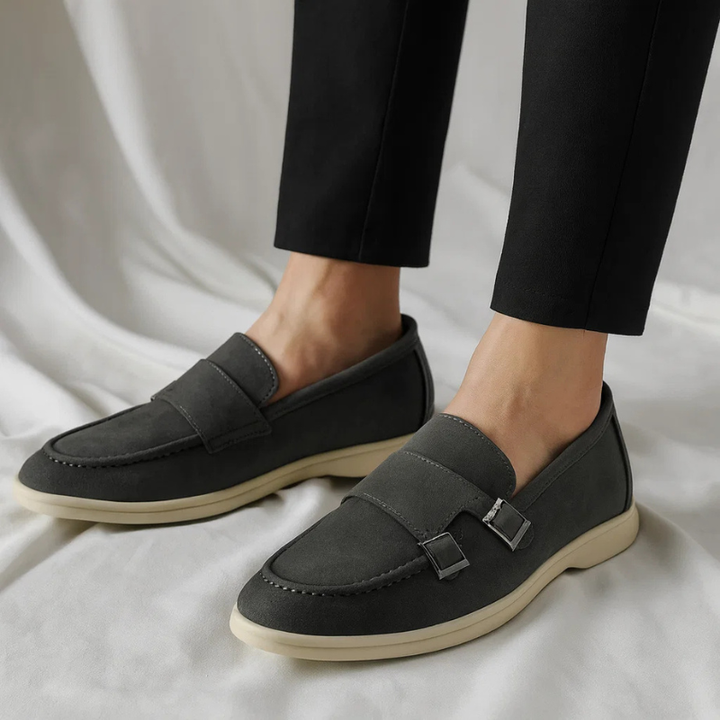 Vue de près mocassins homme, double boucle latérale. Chaussures élégantes et habillées pour un style raffiné.
